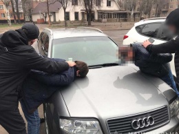 Иностранцы грабили харьковчанок на парковках (фото похищенного)