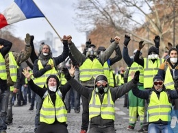 "Желтые жилеты" вышли на акцию в Париже, несмотря на пандемию коронавируса