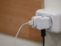 Можно ли оставлять зарядку сотового телефона в розетке: ответ электрика