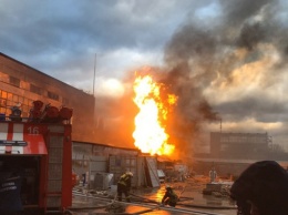 Рядом с бывшим заводом "Радикал" горят склады (фото, видео)