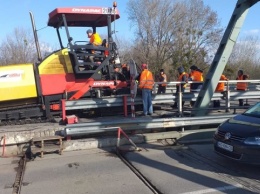 В опустевшем из-за карантина КПП "Тиса" на Закарпатье начали ремонтировать дорогу