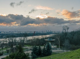 Особый взгляд: как рассветные лучи пробивались сквозь облака в Киеве в парке Славы