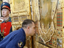 В Москве верующие поклоняются "чудотворной" иконе. Видео