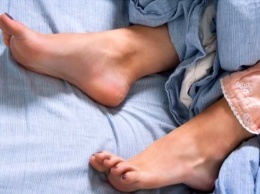 Врачи рассказали, почему ноги во время сна должны выглядывать из-под одеяла