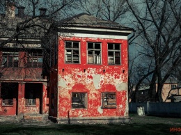 В Днепре в тени многоэтажек притих старый «красный» дом