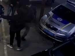 Дикие танцы: в Сумах парень устроил неистовые пляски прямо на машине полицейских (видео)