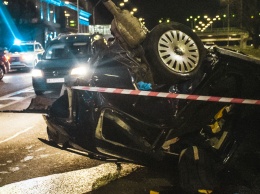 В Киеве возле моста Метро Volkswagen столкнулся с Subaru и перевернулся: пассажир погиб, водитель в критическом состоянии