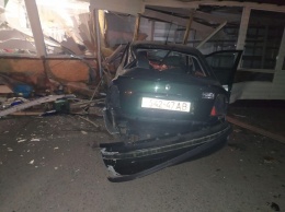 На трассе под Днепром автомобиль врезался в магазин: пострадало два человека. (ФОТО 18+)