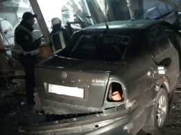 «Затарился» не выходя из авто: под Днепром водитель легковушки протаранил минимаркет
