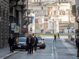 Папа Римский прогулялся по пустынным улицам Рима, чтобы помолиться за излечение от коронавируса (ФОТО)