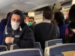 В самолете избили чихающих пассажиров