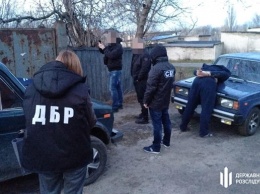 Таможенник незаконно переправлял людей через границу в Россию