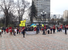 Под Радой националисты устроили митинг против капитуляции и за карантин для нардепов. Фото