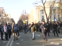 Киев трясет: под Радой мощный митинг, депутатов просто выгоняют
