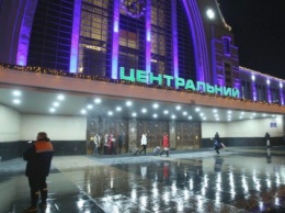 "Укрзализныця" закрывает вокзалы - пускать будут только в кассы по 10 человек