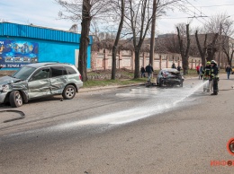 В Днепре на проспекте Хмельницкого столкнулись 4 автомобиля: BMW загорелся, пострадали 5 человек