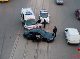 В Днепре на Мануйловском столкнулись BMW и автомобиль скорой: двое пострадали