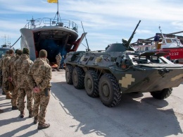 Будущие морпехи из одесской Военной академии отрабатывают выброску десанта на берег