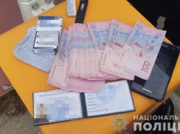 Полиция задержала при получении 15 тысяч гривен взятки сотрудника "Киевводоканала" (фото)