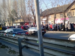 Забитый транспорт и толпы на остановках. Как Киев выживает без метро