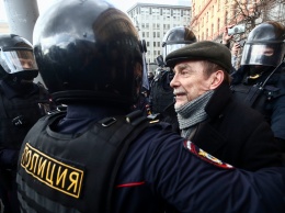 Лев Пономарев пожаловался в прокуратуру на избиение в полиции