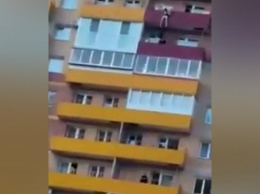 В Иркутске спасатель поймал 16-летнюю девушку, выпрыгнувшую с балкона