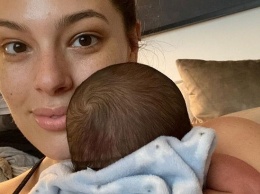 Идеальная мамочка: Эшли Грэм демонстрирует, чем заняться с 2-месячным сыном на карантине