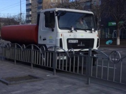 В Мариуполе улицы моют хлорным составом, - ВИДЕО