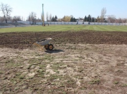 В Мирнограде на стадионе «Шахтер» начаты работы по подсеву травы газона футбольного поля