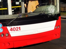 В Одессе мужчина разбил лобовое стекло троллейбуса, когда водитель отказался брать "лишних" пассажиров