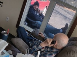 В США сын продолжает каждый день навещать пожилого отца, несмотря на разделяющее их стекло (фото)