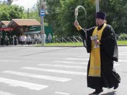 В Закарпатской области батюшка на грузовике освящал улицы от коронавируса