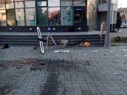В центре Симферополя автомобиль снес забор и столб возле банка, - ФОТО
