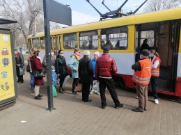 Драки в троллейбусах, очереди на остановках и альтернативные решения: как одесситы добираются на работу