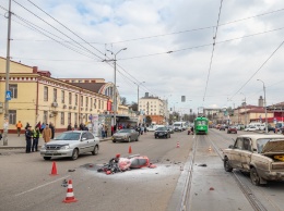 В Днепре на дороге столкнулись легковушка и мотоцикл: водителя байка увезла "скорая"