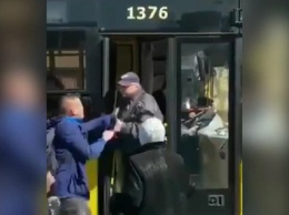 В Киеве пассажир вытащил из автобуса водителя