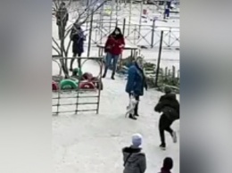 В Севастополе женщине не понравился ребенок на детской площадке. Она залила его перцовым баллончиком