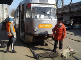 Лег на рельсы и заблокировал движение трамвая: одессит устроил лежачий пикет