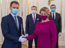 Правительство Словакии приняло присягу в масках и перчатках