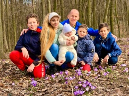 Карантин? Украинский чемпион мира вместе с детьми почистил сад, побегал в лесу и научился играть в гольф