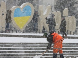 Киев запорошило снегом в конце марта: впечатляющие фото и видео вернувшейся зимы