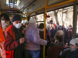 Во Львове пассажиры без масок за ногу вынесли из автобуса кашлянувшего мужчину (видео)