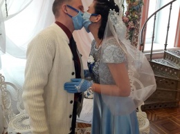 Карантин в Николаеве: Пара поженилась в медицинских масках и перчатках (ФОТО)