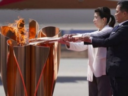 В Японии тысячи людей пришли посмотреть на олимпийский огонь, проигнорировав рекомендации властей