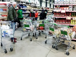 Украинцы опустошают супермаркеты из-за коронавируса: показательное фото