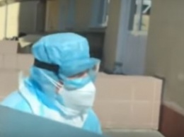 Очередь "скорых": что происходит в больнице Киева, куда везут больных с подозрением на коронавирус (видео)