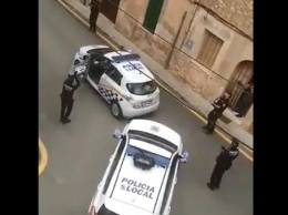 Испанские полицейские устроили концерт под окнами домов, чтобы люди не унывали на карантине (видео)