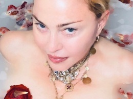 «Великий уравнитель»: Мадонна восхищается коронавирусом, лежа в ванной с лепестками роз