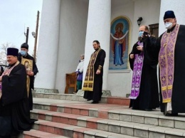 Аккерман: священники в масках провели антикоронавирусный крестный ход на машинах