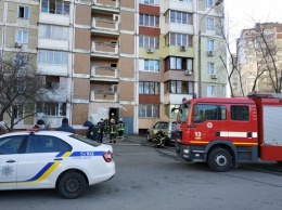 В Киеве в многоэтажке произошел пожар со взрывом